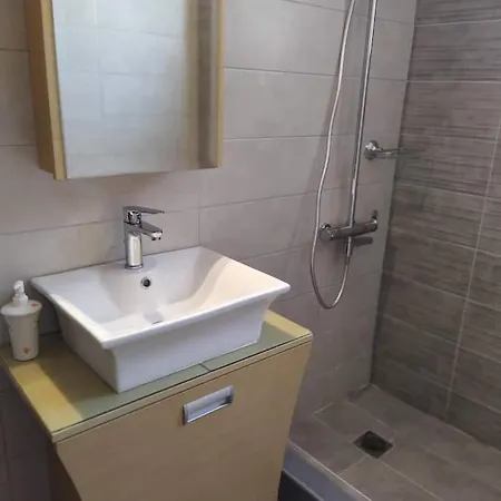 Larisa, Park View 公寓 *